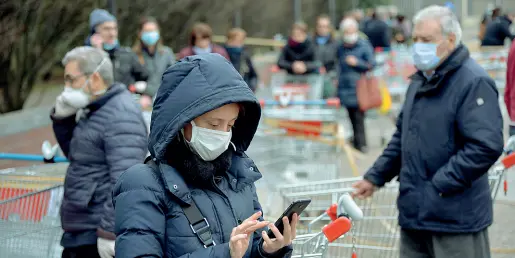  ?? (foto Passaro). Sopra, in coda all’Esselunga di Cologno Monzese (Ansa) ?? Restiamo aperti In alto, l’edicola di via Pacini, punto di riferiment­o del quartiere Città studi