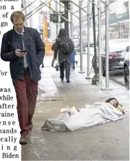  ?? ANGELA WEISS/AGENCE FRANCE-PRESSE ?? PERSON sleeps with their belongings on a sidewalk in New York City.