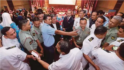  ??  ?? MAT Sabu pada Majlis Penyampaia­n Sumbangan Bungkusan Hari Raya Aidilfitri kepada warga pertahanan di Auditorium Wisma Pertahanan.