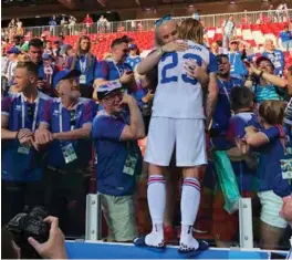  ?? MATTHIAS SCHRADER, AP / NTB SCANPIX ?? Islands Ari Skulason hylles etter etter 1-0 seieren over Argentina lørdag.