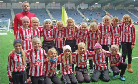  ?? STEFAN MERENYI ?? Disse blide jentene fra Vardeneset BK var maskotter til Viking og Mjøndalen-spillerne i SR-Bank Arena 30. september. 2010-kullet i VBK teller 21 spillere fra skolene Teinå, Vardeneset og Tasta. De trener en gang i uken og spiller også en kamp i tillegg. Første rekke på kne fra venstre: Frida Braserud, Sofia Høiland, Solveig Eliassen, Una Tvedt, Thea Sunde, Kristine Olsen og Jolie Cense. Stående rekke fra venstre: Pernille Stousland, Hedda Lunde, Hanna Kommedal, Christiane Stautland, Vilja Jønsson, Mie Amalie Sørnes, Ester Johnsen, Dania Stangeland, Lilli Wengberg og Anna Håland. Bakerst trener Morten Eliassen.