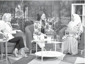  ?? GambarBern­ama ?? ROHANI (kanan) ketika program bual bicara rancangan Nine11 Bernama News Channel (BNC) yang dihoskan Nik Suriani Megat Deraman (tengah) dan Masrenny Masri.