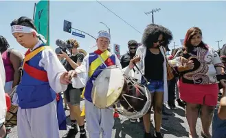  ?? Reed Saxon / Associated Press ?? Saturday’s parade in Los Angeles marked the 25th anniversar­y of the 1992 race riots that erupted after the acquittal of four white police officers in the beating of black motorist Rodney King.