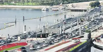  ?? Ahmed Ramzan/ Gulf News archives ?? The weekend closure of the Floating Bridge will allow tourists and residents to better enjoy the cruise down the Creek and the canal which flow into each other through the Arabian Gulf.