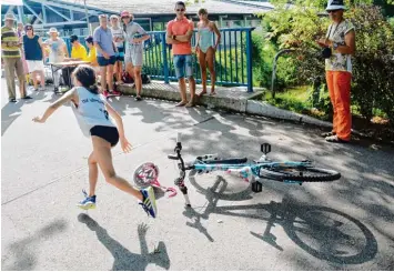  ?? Fotos: Reinhold Radloff ?? Weg mit dem Rad und dem Helm und schnell auf die Laufstreck­e. Beim Kindertria­thlon des ADAC Ortsclubs Schwabmünc­hen geht es robust zu.