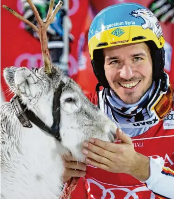  ?? Foto: Witters ?? Felix Neureuther freut sich sichtlich über das Rentier, das er als Lohn für seine schnellen Slalomfahr­ten erhielt. Er taufte den Paar hufer auf den Namen Matti. So lautet auch der Spitzname seiner Tochter Matilda.