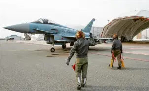  ?? ?? In Lielvarde stehen die Eurofighte­r, mit denen eher provisoris­chen Hangars. Wenn es Meldungen über unbekannte Flugzeuge im Luftraum gibt, werden die Piloten alarmiert.