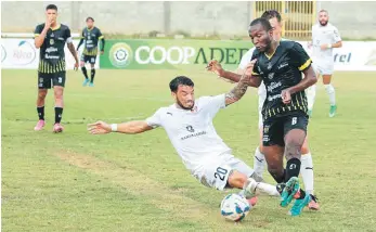  ?? ?? Un momento de acción en el partido de ayer domingo entre Moca y Cibao en la Liga Dominicana de Fútbol.