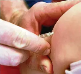  ?? FOTO: PATRICK SEEGER/DPA ?? Ein Kinderarzt gibt einem Mädchen eine Masernimpf­ung. Über die Impfpflich­t wird in Deutschlan­d gerade viel diskutiert.