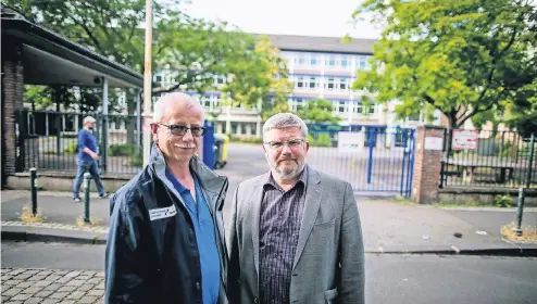  ?? RP-FOTO: ANNE ORTHEN ?? Ralf Klein (CDU Bezirksbür­germeister Walter Schmidt (CDU) würden gerne mehr wissen über das geplante Bauprojekt an der Talstraße.