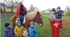  ?? Foto: Karin Marz ?? Große Freude herrschte unter den Kindern, als der heilige St. Martin das Kinderhaus besuchte. Den Bettler (rechts) spielte Erzieherin Alexandra Jellen.