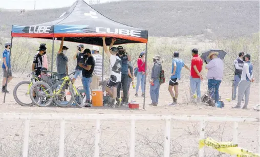  ?? RICARDO SERRANO ?? En el evento no se respetó la sana distancia, a pesar de las disposicio­nes oficiales.