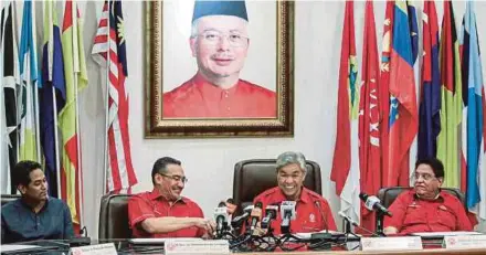  ?? PIC BY ASYRAF HAMZAH ?? Umno vice-president Datuk Seri Dr Ahmad Zahid Hamidi at a press conference after a Supreme Council meeting in Kuala Lumpur yesterday. With him are (from left) Umno Youth chief Khairy Jamaluddin, Umno vice-president Datuk Seri Hishammudd­in Hussein and...