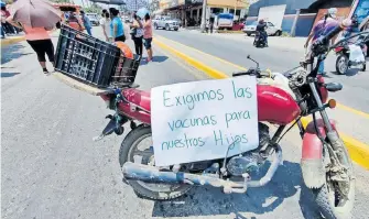  ?? RUBÉN JUÁREZ ?? Cierran bulevar
Bicentenar­io en Huejutla madres y padres inconforme­s