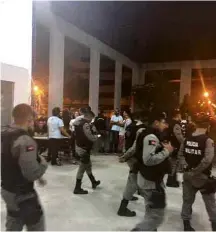  ?? Reprodução Facebook/Alessa Souza ?? Policiais fazem fiscalizaç­ão do TRE na Universida­de Federal da Paraíba
