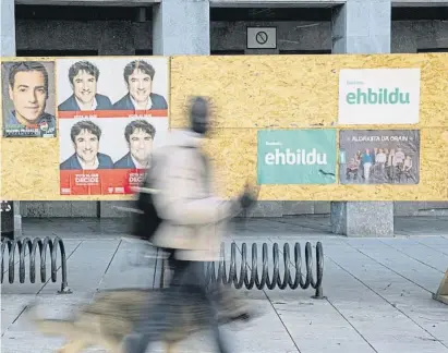  ?? Manu Lozano ?? Carteles de los candidatos y partidos en el País Vasco para las elecciones del próximo domingo