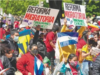  ??  ?? Activistas marcharon el 1 de mayo en Washington por una reforma migratoria