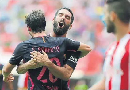  ?? FOTO: EFE ?? Arda Turan agradece a Sergi Roberto su asistencia El turco logró un gol de cabeza y dio el pase del 0-1 a Luis Suárez