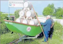  ??  ?? François Nyczak, l’homme de la technique, inspecte les tonnelets