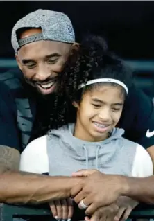  ??  ?? ↑ Kobe Bryant junto a su hija Gianna en una foto del 26 de julio de 2018.