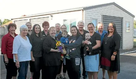  ?? KATRINA TANIRAU ?? Morrinsvil­le RSA committee and staff with Toy Library committee members.