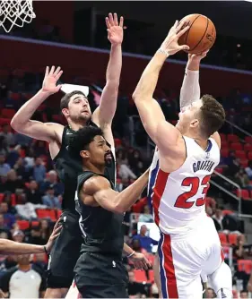  ?? CARLOS OSORIO/AP PHOTO ?? DARAH SEGAR:
Bintang baru Detroit Pistons Blake Griffin (kanan) menjadi pencetak poin terbanyak dengan 25 poin saat timnya mengalahka­n Brooklyn Nets 115-106.