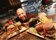  ?? Foto: Silvio Wyszengrad ?? In der „Eatery“steht der gelernte Anlagenmec­haniker Manuel Engelhardt auch in der Küche. Kochen ist seine Passion, sagt er.