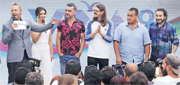  ??  ?? ► Los animadores, con cuatro de los seis humoristas que ayer fueron confirmado­s para Viña 2019.