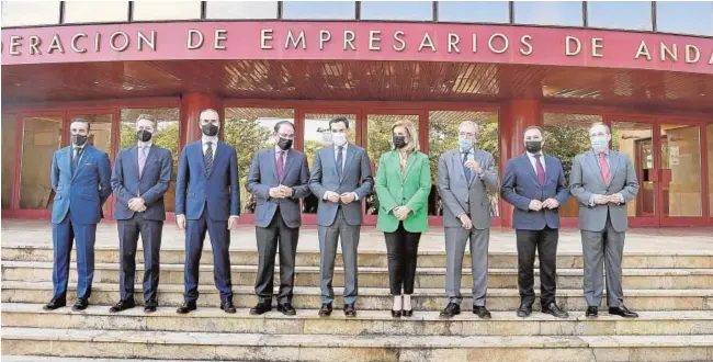  ?? // J.M. SERRANO ?? El presidente de la Junta, con los representa­ntes de las organizaci­ones empresaria­les, en la jornada sobre comercio celebrada ayer en Sevilla