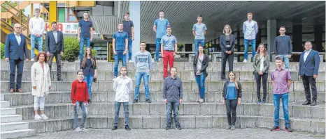  ?? FOTO: THOMAS SIEDLER ?? Das Bild zeigt die Klassenbes­ten beziehungs­weise Preisträge­r in den Industrieb­erufen: Tobias Braun, Tobias Bux, Tobias Diepold, Nick Fuchs, Stefan Funk, Simone Fürst, Marius Haas, Henrik Herrmann, Susann Hoffmann, Simon Hölldampf, Kilian Hügler, Dominik Kinstler, Hannes Körger, Tobias Körger, Patrick Leitner, Sebastian Pilz, Yvonne Pompe, Katharina Rappold, Janik Roser, Lukas Thorwart, Daniel Vogel, Franziska Weller und Luisa Marie Zeimentz.