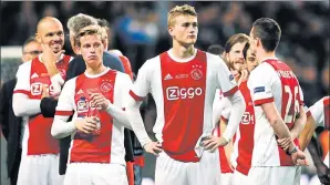  ?? ANDREW COULDRIDGE / REUTERS ?? Ajax's Frenkie De Jong (left) and Matthijs de Ligt (center) look dejected after losing the Europa League final to Manchester United on Wednesday in Stockholm.