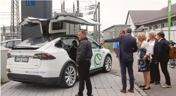  ?? Foto: Andrea Collisi ?? Die Besucher waren schon vom bloßen Anblick der weißen Tesla Limousine begeistert. Der Wagen wird ausschließ­lich von einem Elektromot­or angetriebe­n.