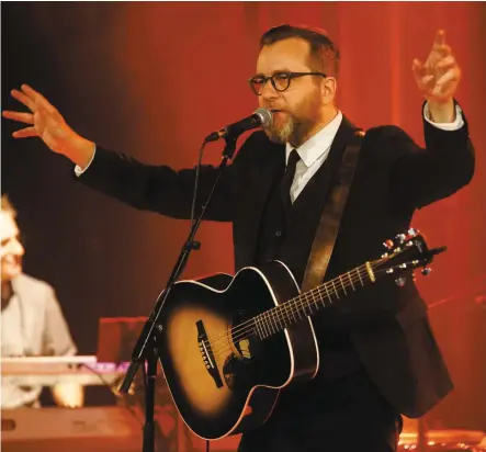  ?? PHOTO AGENCE QMI, MARIO BEAUREGARD ?? Trente ans après ses débuts, Luc De Larochelli­ère a interprété les chansons significat­ives de son répertoire.