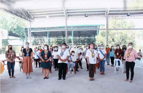  ?? (DSWD) ?? 4Ps GRADUATES. A total of 27 households from Guagua, Pampanga graduate from the Pantawid Pamilyang Pilipino Program of the Department of Social Welfare and Developmen­t.