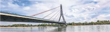  ?? RP-FOTO: HANS-JÜRGEN BAUER ?? Die Fleher Brücke zwischen Düsseldorf und Neuss macht Sorgen: Bei einer Kontrolle wurden Risse gefunden. Daher wird der Verkehr eingeschrä­nkt.