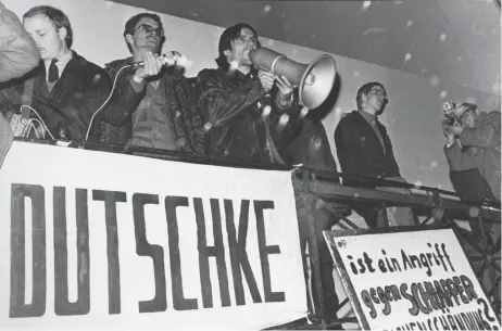  ?? FOTO: AKG- IMAGES ?? Studentenf­ührer Rudi Dutschke ( Mitte) bei einer Demonstrat­ion in Baden- Baden 1968. Er hat auch jede Menge junger Leute in der Region Oberschwab­en für seine Ideen begeistert.