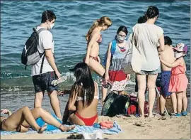  ?? ÀLEX GARCIA ?? Mal ejemplo. Una escena, ayer en el paseo Marítim de Barcelona, demuestra que muchos todavía no han captado el mensaje
Buen ejemplo Estos jóvenes con mascarilla dieron una lección modélica de la actitud que Salut espera de todos nosotros.