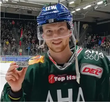  ??  ?? Da ist das Ding: Nach dem 4:2 Erfolg der Panther am Freitag gegen Iserlohn nahm Verteidige­r Simon Sezemsky den Puck mit nach Hause, mit dem er sein erstes DEL Tor erzielte.