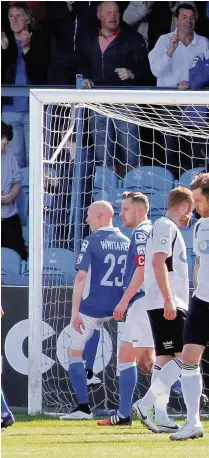  ?? Simon Pendrigh ?? ●● Macclesfie­ld players congratula­te Rhys Taylor following his early penalty save