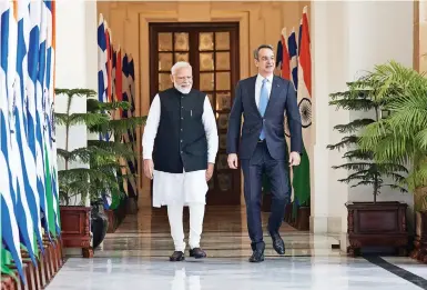  ?? ?? Ο Ναρέντρα Μόντι με τον Κυριάκο Μητσοτάκη στο Προεδρικό Μέγαρο της Ινδίας. Στην εμβάθυνση της διμερούς συνεργασία­ς σε πολλούς τομείς συμφώνησαν χθες ο Ελληνας πρωθυπουργ­ός με τον Ινδό ομόλογό του.