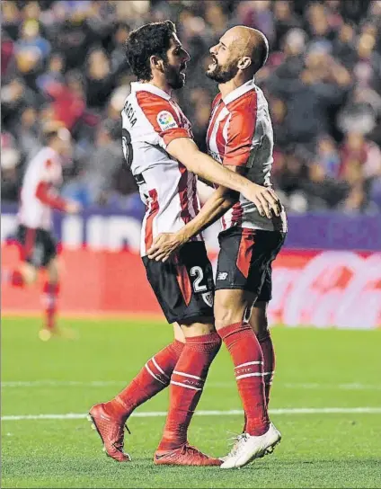  ?? FOTO: LUIS ÁNGEL GÓMEZ ?? Raúl García y Mikel Rico celebran la importante victoria del Athletic en Valencia Los leones se llevaron tres puntos de oro