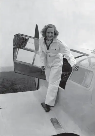  ?? © Topham Picturepoi­nt ?? Beryl Markham inspecteer­t het vliegtuig waarmee ze in 1936 nonstop van Oost naar West over de Atlantisch­e Oceaan wil vliegen.