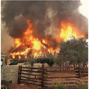  ?? PHOTOS AFP ?? Le feu a détruit plusieurs vignobles et plus de 2000 bâtiments dans la vallée de Sonoma, réputée pour ses vins, en Californie. Au total, une quinzaine d’incendies s’étendant sur plus de 32 000 hectares se sont déclenchés depuis dimanche soir.