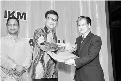  ??  ?? Chai (centre) receiving the FMIC award from MIC president Dato Dr Ong Eng Long during the Chemistry Night in Petaling Jaya recently.