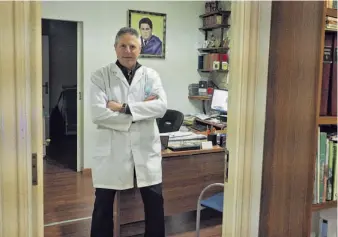  ?? [MERCE ARES] ?? Arturo Reboyras tiene el laboratori­o de análisis clínicos en Padrón desde hace 30 años