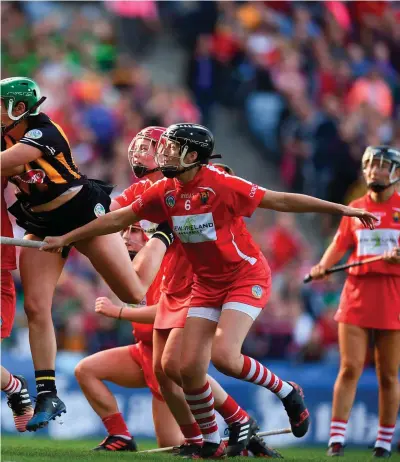  ?? DAVID FITZGERALD/ SPORTSFILE ?? Despite being surrounded by five Cork defenders, Miriam Walsh of Kilkenny gets in an effort on goal which was subsequent­ly saved by Cork goalkeeper Aoife Murray during yesterday’s Liberty Insurance All-Ireland Senior Camogie final at Croke Park