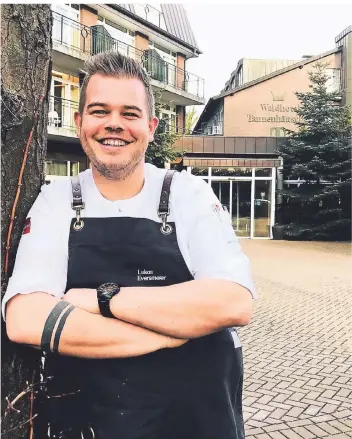  ?? FOTO: KLAUS NIKOLEI ?? Lukas Eversmeier ist mit 26 Jahren einer der jüngsten Küchenchef­s Deutschlan­ds. Vor kurzen hat er das Angebot des Tannenhäus­chens angenommen. „Ich bin gekommen, um zu bleiben“, sagt er.