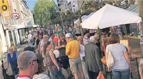  ?? RP-FOTOS (3): MARTIN RÖSE ?? Viele tausend Besucher nutzten gestern das gute Wetter, um über den Stadt-Land-Markt in der Viersener Innenstadt zu schlendern.