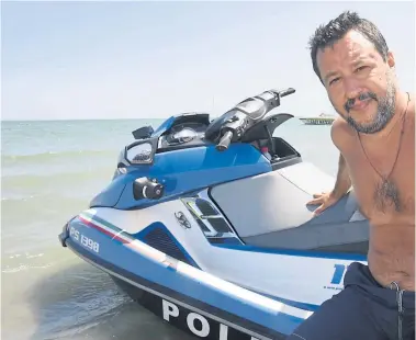  ??  ?? Die volksnahe Pose am Strand liebt Lega-Chef Matteo Salvini besonders. Eine wachsende Anzahl der Italiener läss auf diese Weise unterhalte­n.