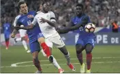  ?? (Photos AFP) ?? Digne et Umtiti encerclent Sterling.